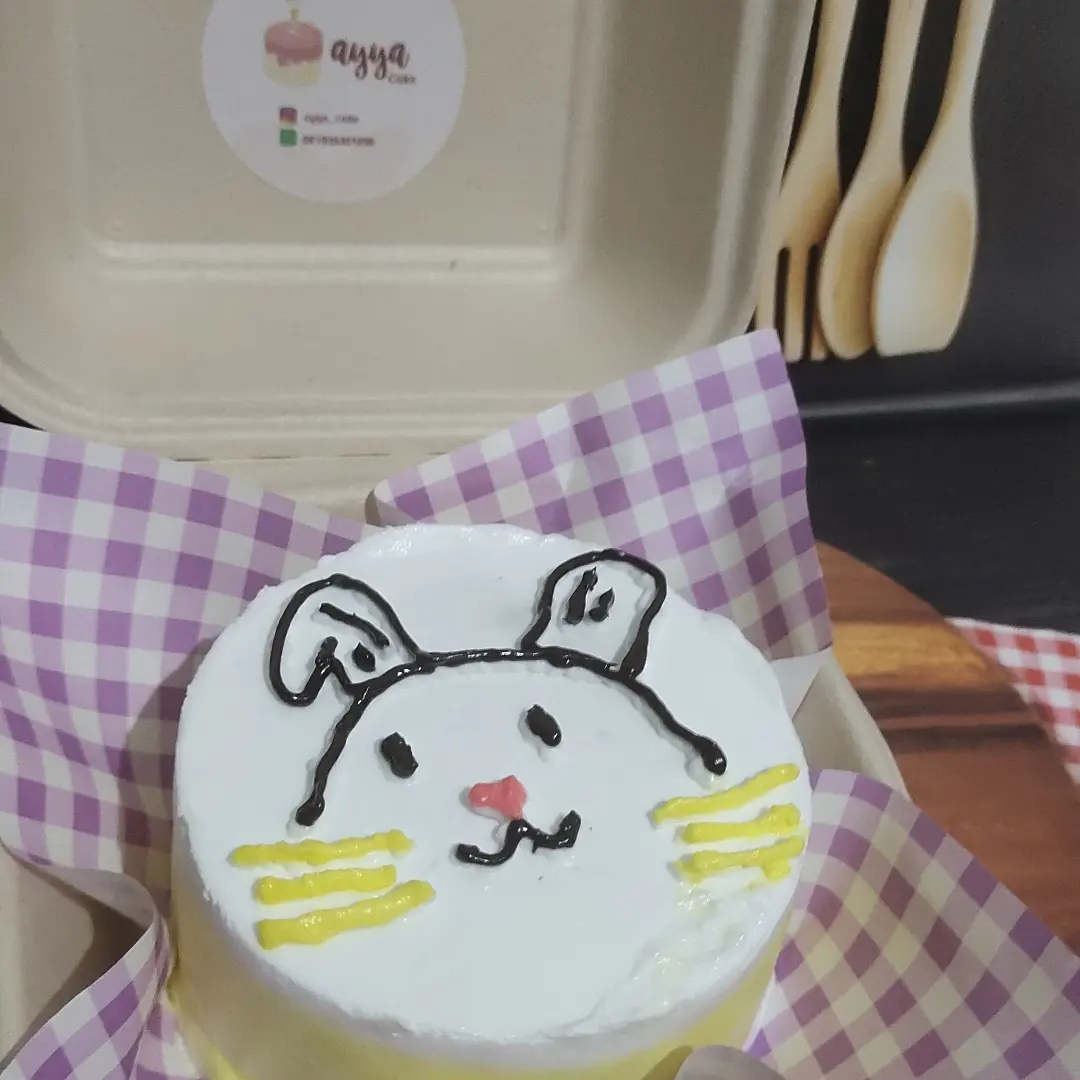 Minimalist cute face cake